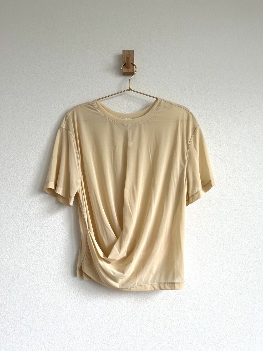 Lululemon Lightweight Mesh Reversible T-Shirt - Prosecco Cream - Size 10
